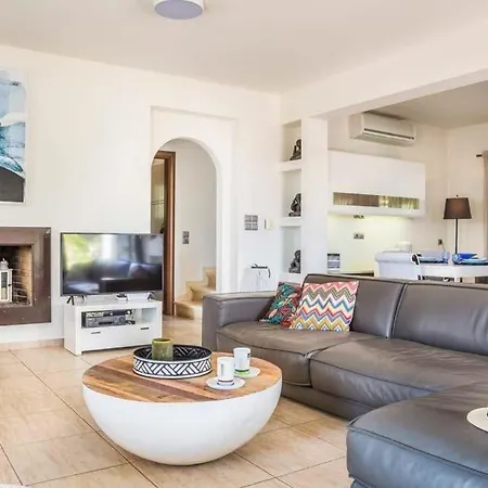 Sleeps 6 Pool Air Con Wifi Karavádhos