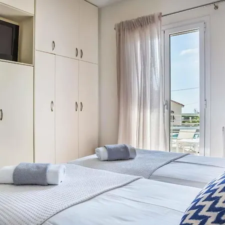 Sleeps 6 Pool Air Con Wifi Willa