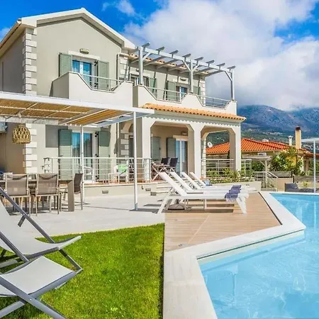 Sleeps 6 Pool Air Con Wifi * Καραβάδος
