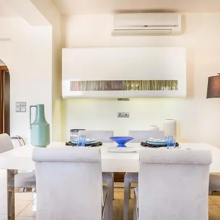 Sleeps 6 Pool Air Con Wifi Καραβάδος