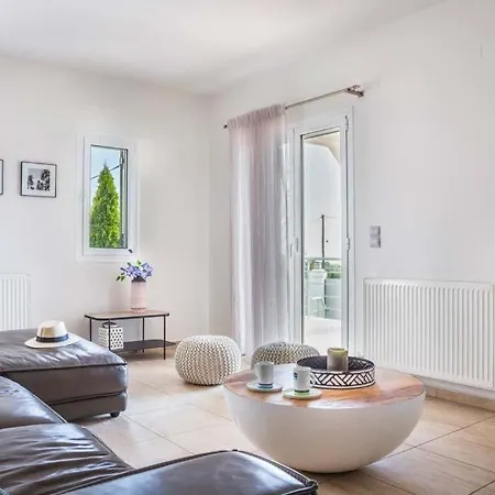 Sleeps 6 Pool Air Con Wifi Καραβάδος