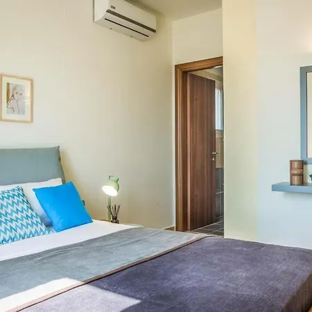 Sleeps 6 Pool Air Con Wifi Καραβάδος