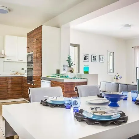 Βίλα Sleeps 6 Pool Air Con Wifi Καραβάδος
