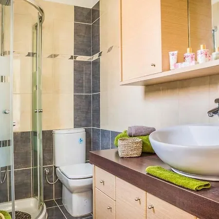 Sleeps 6 Pool Air Con Wifi Καραβάδος