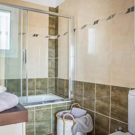 Sleeps 6 Pool Air Con Wifi Καραβάδος